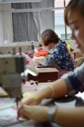 义乌市梦窈工艺品箱包工厂 主营：背包.单肩包.化妆包.手提包