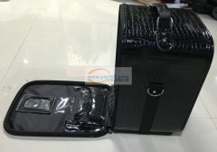1个高柜的小行李箱