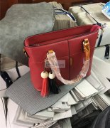 本厂承接箱包加工，尤其是精品女包的来料加工