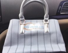 本厂承接箱包加工，尤其是精品男女包的来料加工