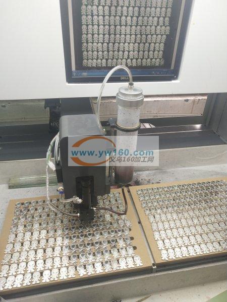 大型机器滴油点钻加工厂1,本厂从事饰品行 大型机器滴油点钻加工厂1,本厂从事饰品行