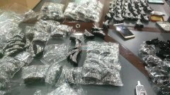 《专业点钻》承接各种各样的饰品：手工点钻
