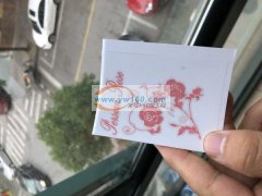 给瓶子上贴上&nbsp;logo&nbs