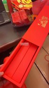 如图，寻做盒子的工厂，有专业做盒子的生产