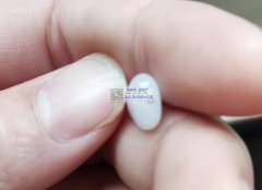 谁家有图中这款爱心直孔珠现货，材质大概是