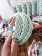 义乌市依凡饰品厂专业生产，各种布艺头箍发