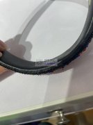 样品图上发箍需要做，寻找生产图上发箍的工