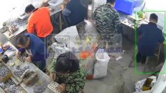 合金饰品烧焊。