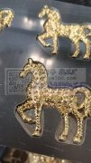 本厂承接各种发夹，皇冠，耳钉，胸针，饰品