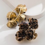 焊接外发，电脑片接成花朵，然后焊三朵一组