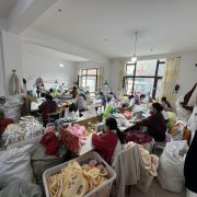 本厂为专业毛绒玩具包生产厂家，拥有50人